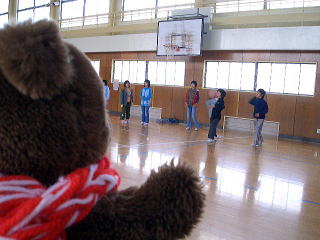 学期末のお楽しみ会。ドッジボールをしました。一緒にボールを投げようとしたら,ボールと一緒に投げられてしまいましたぁ〜