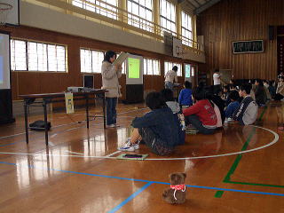 今日は6年生の長崎について調べたことの発表会です。一人一人パソコンとスクリーンを使っての発表に初挑戦です。