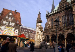 ブレーメンの世界遺産：マルクト広場の市庁舎とローラント像