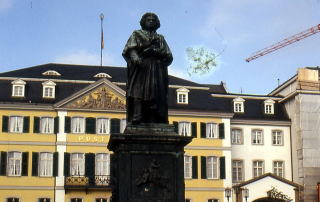 ボン  ミュンスター広場に立つベートーベンの像