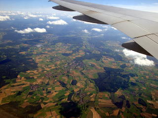 飛行機より。地上が見えてきました。