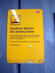Rauchfreier Bahnhof　禁煙駅の表示