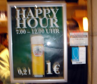 7時から12時までビール一杯1ユーロと書かれたパネル。