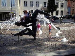 ロストック旧市街　噴水で遊ぶ子供たち