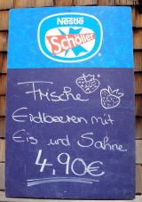 Frische Erdbeeren mit Eis und Sahne 4.90Euro(新鮮な苺、アイスと生クリーム添え。4.9ユーロ）