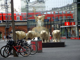 ベルリンの象徴「熊」の黄金に輝く像