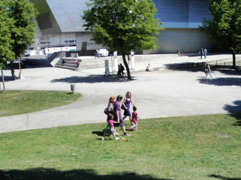 ミュンヘン・BMWワールド横の公園で。Ｔシャツにハーフパンツ、ノースリーブと、真夏並みの陽気。