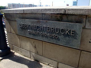 リープクネヒト橋Liebknechtbrückeの橋名板