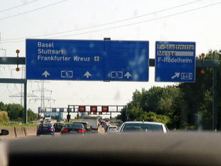 フランクフルトが近づくと交通量が増え、時速120kmの速度制限
