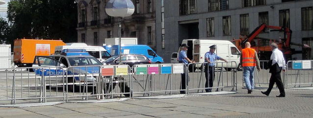 Polizeifahrzeuge 警察車両　警官の服装もEU都統一カラー