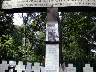 ベルリンの壁を乗り越えようとして命を落とした市民を追悼するメモリアル