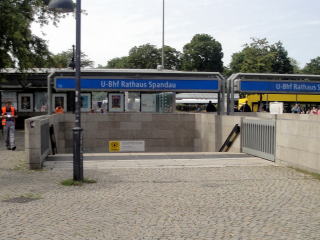 U-Bahnhof Rathaus Spandau 地下鉄シュパンダウ市役所駅