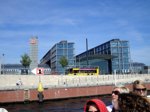 中央駅とベルリン名物の黄色い2階建てバス