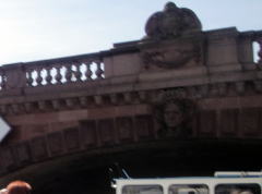 橋の中央アーチのキーストーンにあるモルトケの肖像