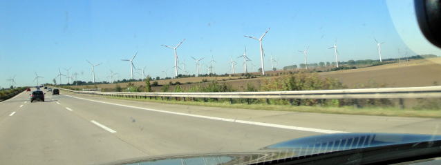 高速道路の沿線に風力発電機が林立