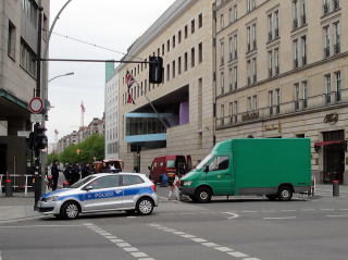 警察車両　左はフォルクスワーゲン・ポロ。右はメルセデス・ベンツ　スプリンター