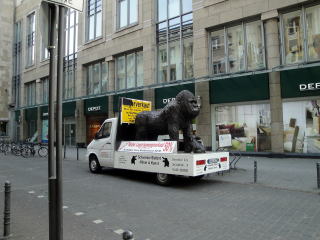 Schwarzer Elefant(黒い象)という店のアド・トラック（広告宣伝車)