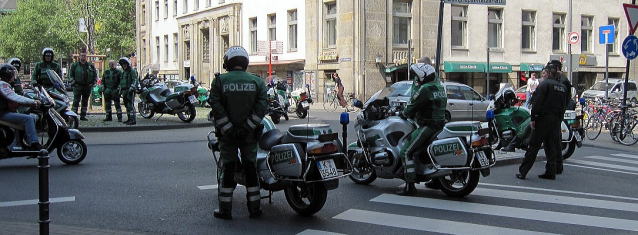 Polizeifahrzeuge 警察車両　白バイ隊