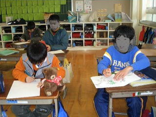 今日は図工で「物語の絵」を書いています。自分が読んだ本で印象に残った場面や、今まで経験した行事の中で印象に残ったことを絵で表しています。