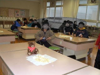 今日は節分のお楽しみ会。体育館で豆まきをしたあと、今からビンゴゲーム大会です。