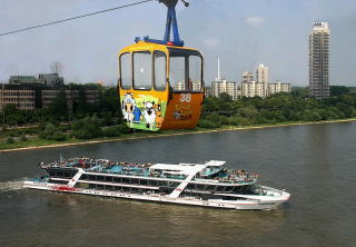 Köln Rheinseilbahn und Colonia-Hochhaus, MS RheinEnergie der Köln-Düsseldorfer　de.wikipedia.org　Date:21 May 2006/Author:Elke Wetzig (elya)