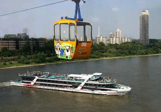 Köln Rheinseilbahn und Colonia-Hochhaus, MS RheinEnergie der Köln-Düsseldorfer　de.wikipedia.org　Date:21 May 2006/Author:Elke Wetzig (elya)