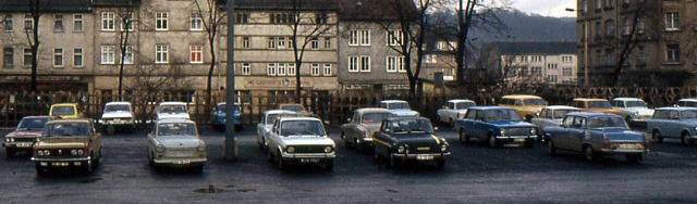 旧東ドイツ、1980年代のアイゼナッハの町中で。トラバントなど、西側から見れば古色蒼然とした車が並ぶ。
